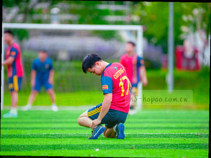 库存状态指示灯与货架标签的局部特写，显示不同备货等级